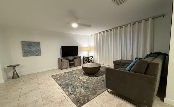 3 Bed plus Den 2 Bath Spacious Apt