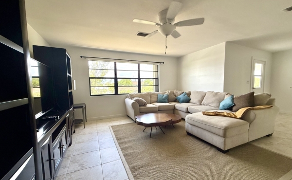 Spacious 3 Bed plus Den 2 Bath